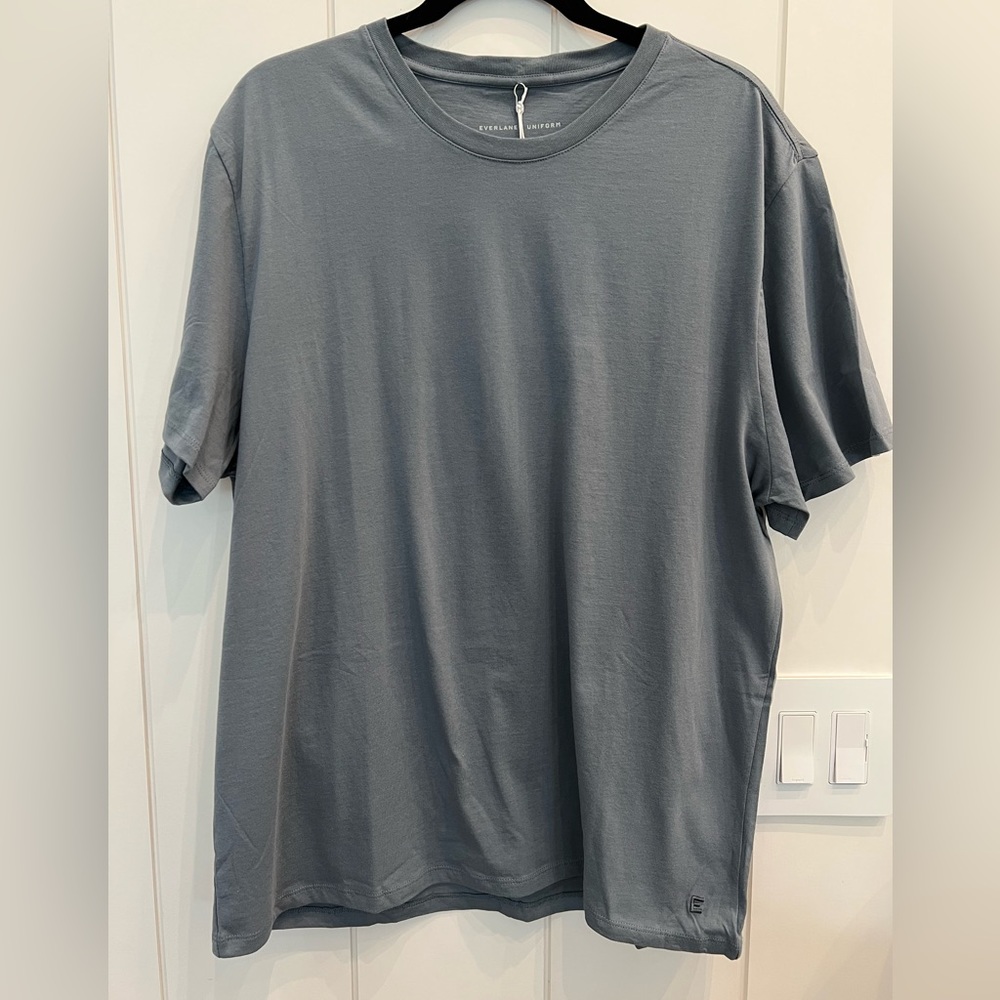 Everlane men’s gray uniform short sleeve t-shirt. New with tags. Size XL.